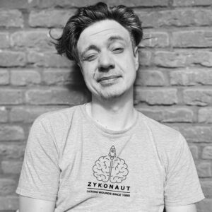 ZYKONAUT - BASIC Shirt - Psychologie trifft Style - Model trägt Shirt in Größe L